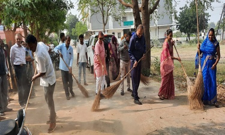 NEWS: इंदिरा नगर में चला स्वच्छता अभियान, नपाध्यक्ष, स्वास्थ्य सभापति व पार्षद ने झाडू चलाकर दिया बड़ा संदेश, शहर की जनता से की अपील, पढ़े खबर