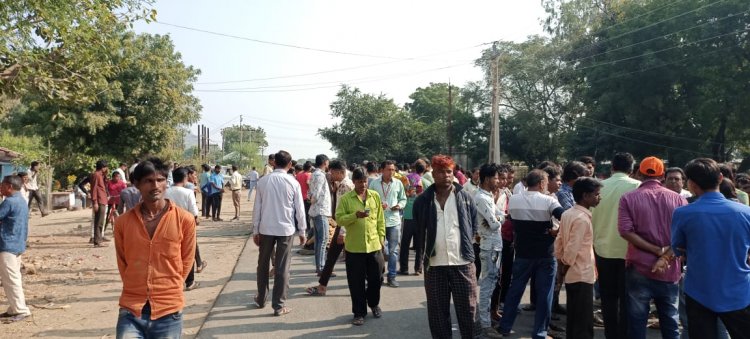 BIG BREAKING: किसान की उपचार के दौरान मौत, परिजनों और ग्रामीणों में आक्रोश, मत्स्य विभाग के बाहर शव रख प्रदर्शन शुरू, SDOP और तहसीलदार सहित रामपुरा पुलिस मौके पर, पढ़े खबर