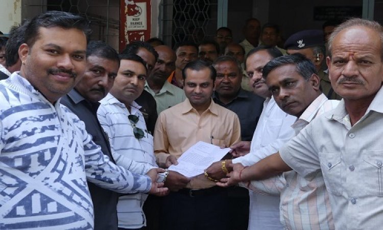 NEWS: पिपलियामंडी कृषि उपज मंडी में फैली गंदगी, अव्यवस्थाओं का आलम, समस्याओं का समाधान करने की मांग, SDM को सौंपा ज्ञापन, पढ़े खबर