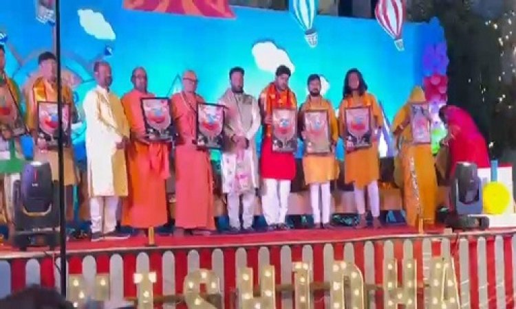 NEWS: सनातन धर्म के मंदिरों के पुजारियों का नगर आगमन, पापटवाल परिवार ने शाल-श्रीफल से किया सम्मान, बेटी निशिधा को दिया दीर्घायु आशीर्वाद, पढ़े खबर