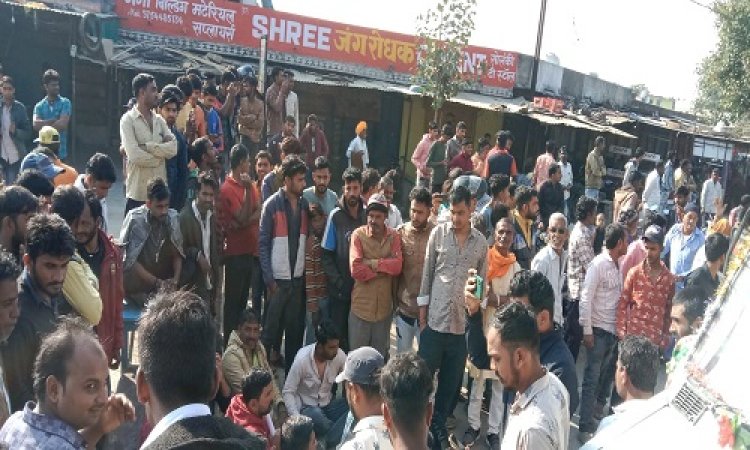 BIG NEWS: जवासा चौराहे पर ग्रामीणों ने किया चक्काजाम, प्रशासनिक और पुलिस अधिकारी मौके पर, समझाइश के प्रयास जारी, क्या है मामला...! पढ़े ये खबर