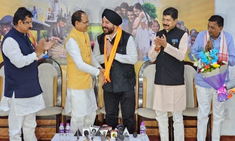 BIG BREAKING: कांग्रेस को बड़ा झटका, इस दिग्गज नेता ने थामा भाजपा का दामन, CM शिवराज ने दिलाई सदस्यता, क्या MP में फिर दल बदलने पर गरमाई राजनीति...! पढ़े ये खबर