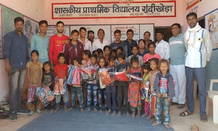 NEWS: युवा कांग्रेस कार्यकर्ता पहुंचे शासकीय स्कूल, विद्यार्थियों को वितरित किये गर्म कपड़े, पढ़े खबर