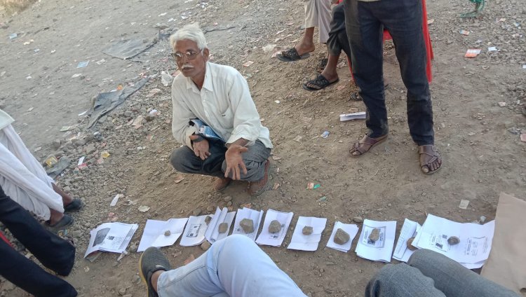 NEWS: मनासा क्षेत्र में यूरिया की किल्लत, केंद्र के बाहर कतार में खड़े किसान, पर नहीं मिली खाद, फिर क्यों लगा डाली पावतियों की लाइन, पढ़े मनीष जोलान्या की खबर