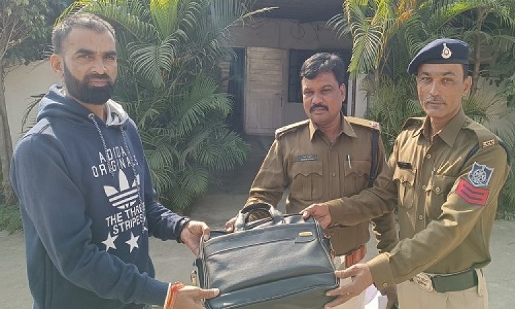 BIG NEWS: बस में यात्री भूला बैग, इसी बीच दलौदा पुलिस की गश्त, फिर शुरू हुई जांच पड़ताल, तो खुला बड़ा राज...! खाकी ने बांसवाड़ा के ज्ञानेश को बुलाया थाने, और... पढ़े दिलीप आर्य की ये खबर