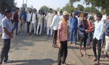 BIG NEWS:  मंदसौर में यूरिया की किल्लत, टूटा किसानों के सब्र का बांध, इस मार्ग पर किया चक्काजाम, आवगमन बाधित, फिर मौके पर पहुंचे SDM, और...! पढ़े ये खबर