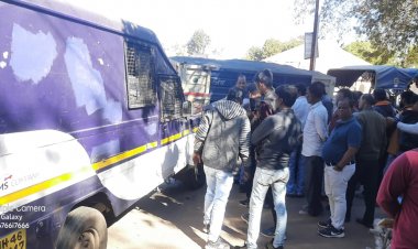 BIG BREAKING: नीमच के मुख्य चौराहे पर हादसा, कैश वेन और ट्रैक्टर में भिड़ंत, मौके पर लोगों की भीड़, शहर में कहां हुई दुर्घटना...! पढ़े ये खबर