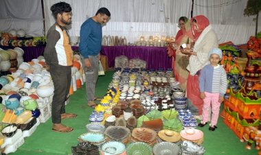 NEWS: टाउन हॉल मेले में हस्तशिल्पियों की कला, मिट्टी की खुशबू और स्वाद का संगम आया नजर, क्या कुछ रहा खास, पढ़े खबर