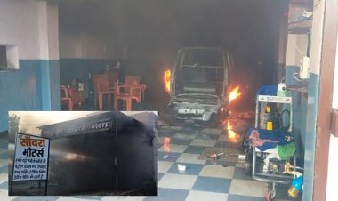 BIG BREAKING: गैरेज में खड़ी कार में अचानक आगजनी, मौके पर अफरा-तफरी का माहौल, फिर पिपलियामंडी पुलिस और दमकल मौके पर, क्या है मामला...! पढ़े नरेंद्र राठौर की ये खबर