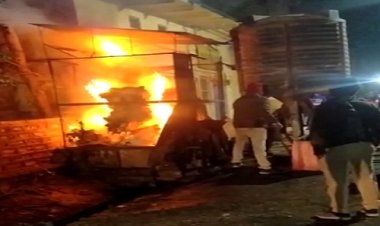 OMG ! देर रात दूकान में भीषण आगजनी, दमकल की मदद से पाया काबू, बघाना पुलिस कर रही जांच, पढ़े खबर
