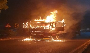 OMG ! पहले निकला धुआं, फिर ट्रक में भीषण आगजनी, ड्राइवर और साथी ने ऐसे बचाई अपनी जान, घटना भाटखेड़ा फंटे की, पढ़े ये खबर