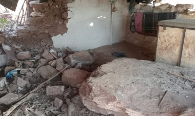 OMG ! चैन की नींद सोता परिवार, अचानक घाट से आया भारी-भरकम पत्थर, और झोपड़ी पर जा गिरा, एक महिला घायल, रतनगढ़ में बीती रात दिल दहला देने वाला हादसा, क्या है पूरा मामला...! पढ़े ये खबर