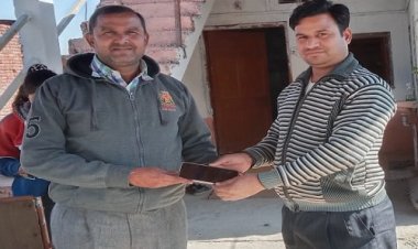 WOW ! गुम हुई बेशकीमती चीज मालिक को लौटाई, जमुनिया के राजेंद्र ने की इमानदारी की मिसाल पेश, पढ़े खबर