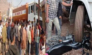 OMG ! बिना ड्राइवर के ही चलने लगा टैंकर, सामने खड़ी बाइक को लिया चपेट में, मौके पर अफरा-तफरी का माहौल, जिसने भी देखा खड़े हो गए रौंगटे, मामला- रतनगढ़ का, पढ़े खबर