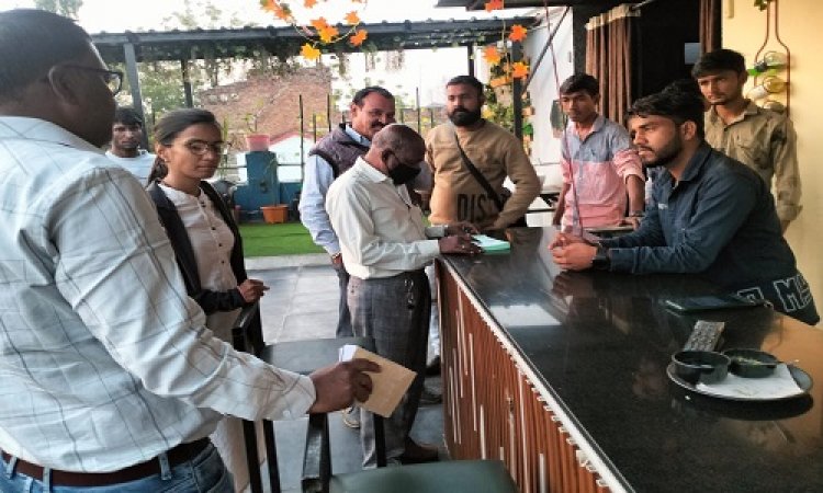 BIG NEWS: स्वच्छता सर्वेक्षण 2023, नीमच शहर में निकली नपा की टीम, तो दुकानदारों में मचा हड़कंप, फिर अधिकारी-कर्मचारियों ने इन्हें घेरा, इस बड़ी गलती पर हो गई जेब ढीली, आप भी हो जाएं सावधान, पढ़े खबर
