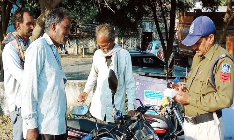 NEWS: रोको-टोकों अभियान, मुख्य मार्ग पर मनासा पुलिस चौकन्ना, दो और चार पहियां वाहन चालकों पर की कार्यवाही, पढ़े खबर