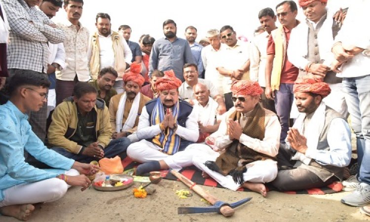 NEWS: नीमच जिले के इस गांव में पहुंचे जनप्रतिनिधि, ग्रामीणों को दी डामरीकृत सड़क की सौगात, 1 करोड़ 26 लाख की लागत से होगा निर्माण, विधायक परिहार बोले- गांव के विकास से ही देश का विकास संभव, पढ़े खबर