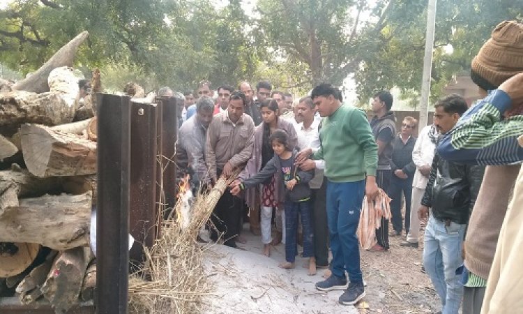 BIG NEWS: खबर जीरन नगर से, मासूम बेटियों ने निभाया बेटे का फर्ज, अपने पिता को दी मुखाग्नि, जिसने भी देखा, छलक उठे आंसू...! पढ़े राजेश प्रपन्ना की खबर