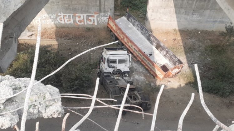 BIG BREAKING: महू-नीमच हाईवे पर दर्दनाक हादसा, सड़क पर चलता ट्राला ब्रिच से नीचे गिरा, चालक लक्ष्मीलाल की मौके पर मौत, क्या है घटना का करण...! पढ़े ये खबर