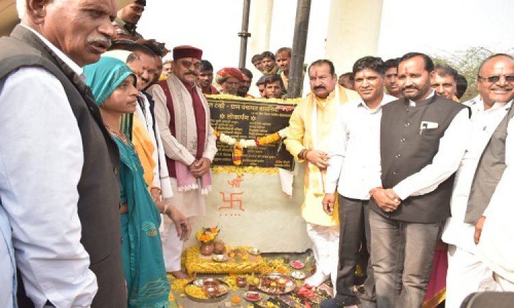 NEWS: ग्राम बामनिया पहुंचे जनप्रतिनिधि, ग्रामीणों को दी लाखों के विकास कार्यो की सौगात, विधायक परिहार बोले- समृद्ध ग्राम की परिकल्पना भाजपा के कार्यकाल में हो रही साकार, पढ़े खबर