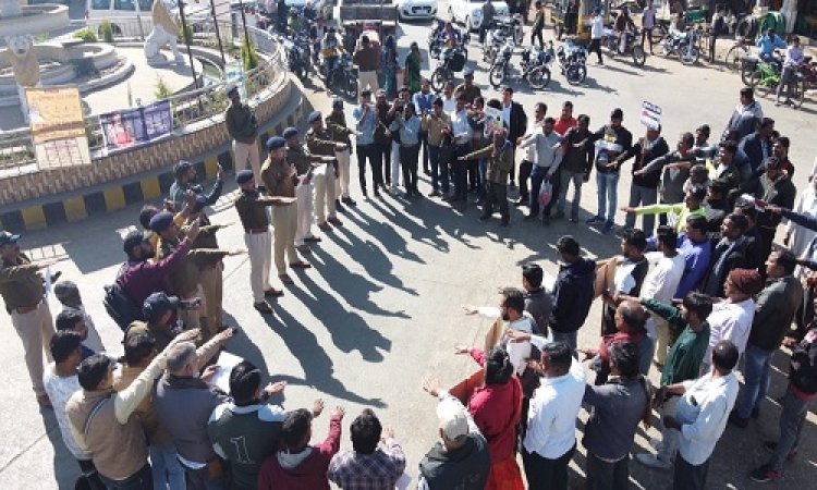 NEWS: नीमच के फव्वारा चौक पर पहुंचे SP सहित पुलिस अधिकारी, दो और चार पहियां वाहन चालकों को रोका, समझाइश दी, फिर इसलिए दिलाई शपथ, पढ़े खबर