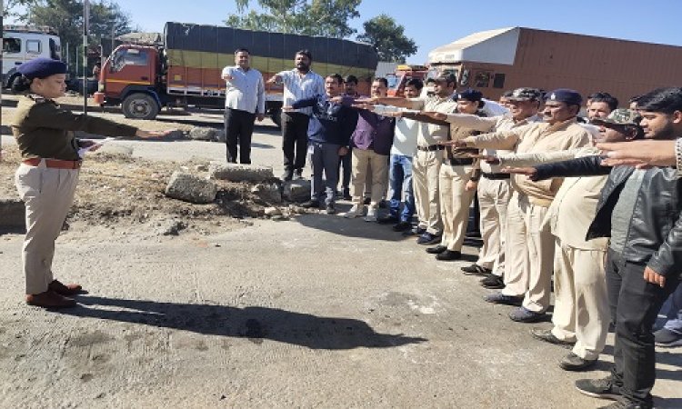 NEWS: परिवहन चैक पोस्ट पर जागरूकता कार्यक्रम का आयोजन, आमजन को बताएं यातायात के नियम, समझाइश के बाद ली सामूहिक शपथ, पढ़े खबर