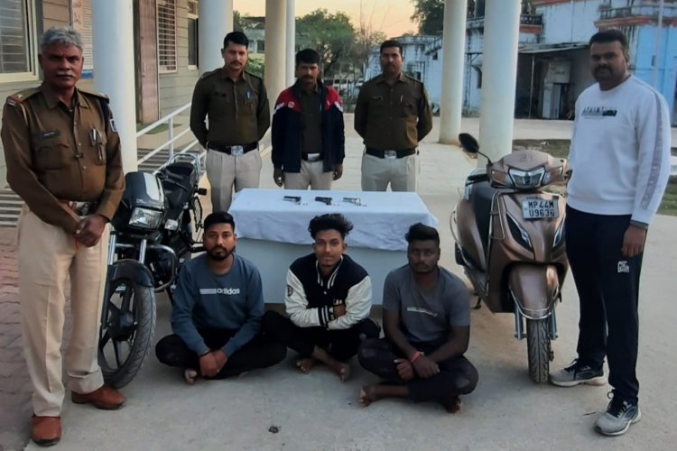 BIG BREAKING: नीमच के तीन युवक अवैध हथियार सहित गिरफ्तार, रतनगढ़ पुलिस की जेतपुरा फंटे पर बड़ी कार्यवाही, साहिल और अमन सहित ये चढ़ा हत्थे, मौत का कौनसा सामान हुआ बरामद, जानेंगे तो आप भी रह जायेंगे हैरान, पढ़े खबर