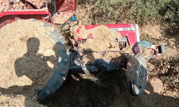 BIG NEWS: अंसतुलित होकर ट्रैक्टर गिरा खाई में, ट्राली में बैठे लोगों ने ऐसे बचाई जान, घटना मनासा थाना क्षेत्र की, पढ़े मनीष जोलान्या की खबर