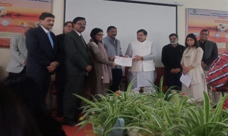 NEWS: अंतर्राष्ट्रीय कांफ्रेंस का समापन, रामपुरा महाविद्यालय की प्राध्यापक बेस्ट पोस्टर अवार्ड से सम्मानित, पढ़े खबर
