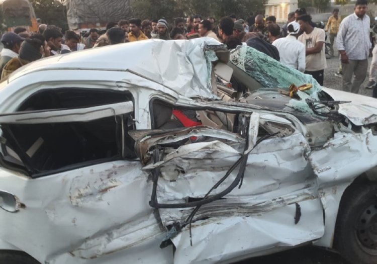 BIG BREAKING: हाईवे पर मौत का भयावाह मंजर, नीमच जिले के लोग, और रतलाम में मन्नत का कार्यक्रम, लौटते समय ट्राले में घुसी कार, 5 साल के मासूम सहित 3 की दर्दनाक मौत, हादसा आक्या गांव के पास का, पढ़ेंगे तो खड़े हो जाएंगे रौंगटे