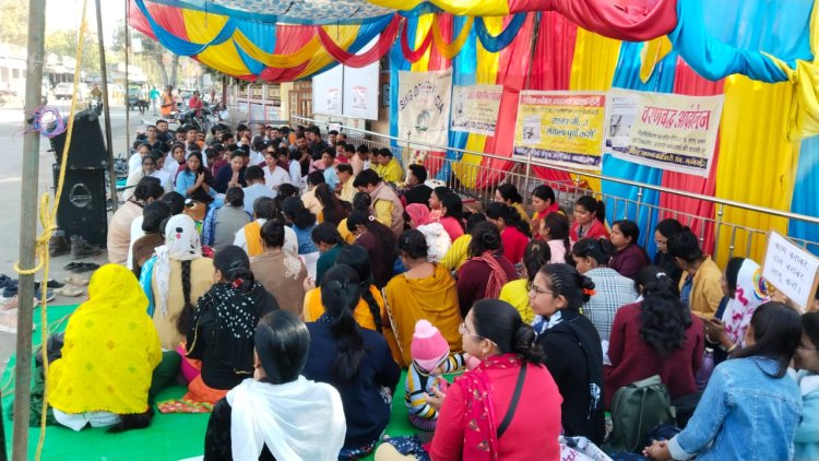 NEWS: अनिश्चितकालीन हड़ताल का तीसरा दिन, संविदा स्वास्थ्य कर्मचारियों ने किया सुंदरकांड का पाठ, मांगो को पूरा करने को लेकर कहीं ये बात, पढ़े नरेंद्र राठौर की खबर