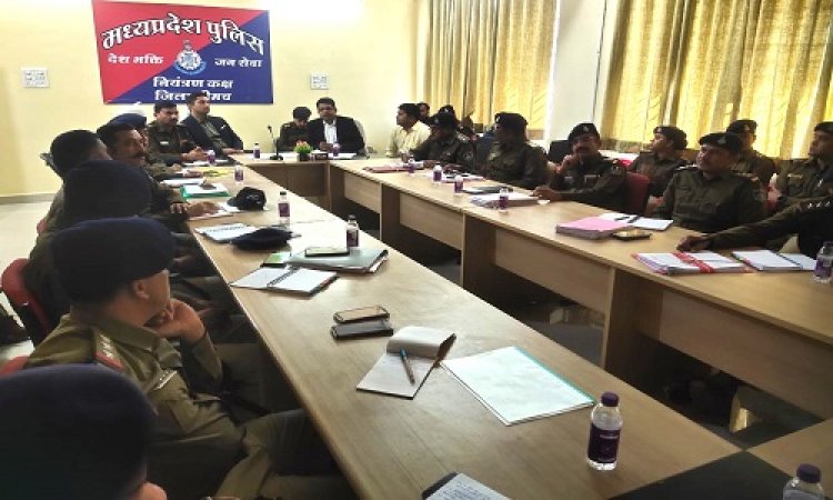 NEWS: SP सूरज कुमार वर्मा ने कंट्रोल रूम में ली विशेष बैठक, अपराधों के निराकरण के दिए निर्देश, इस विषय पर कार्यशाला का आयोजन भी संपन्न, पढ़े खबर