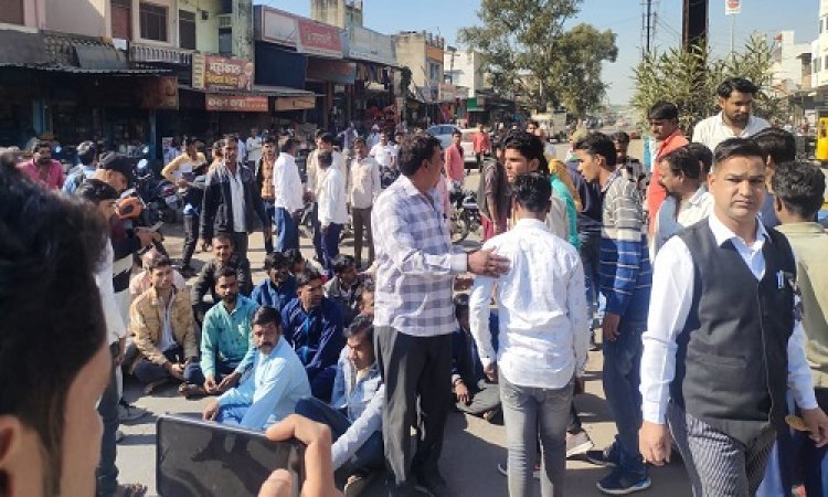 BIG BREAKING: मनासा में इस चौराहे पर रखी लाश, चीख-पुकार के बीच ग्रामीणों ने किया चक्काजाम, मौके पर पहुंचे प्रशासनिक-पुलिस अफसर, कैसे हो गई गोविन्द की मौत, और क्या है पूरा मामला...! पड़े मनीष जोलान्या की ये खबर