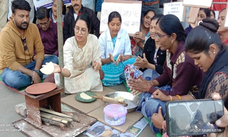 BIG NEWS: अनिश्चितकालीन आंदोलन का छठा दिन, संविदा स्वास्थ्य कर्मियों ने बजाई ताली-थाली, चूल्हे पर बनाई रोटी, याद दिलाया कोरोना काल वाला समय, पढ़े खबर