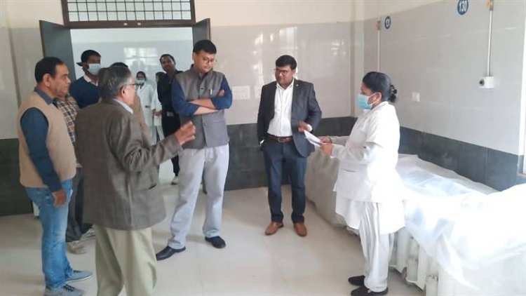 BIG NEWS: कलेक्टर मयंक अग्रवाल पहुंचे जिला अस्पताल, आकस्मिक निरीक्षण किया, तो मची अफरा-तफरी, इन व्यवस्थाओं-सुविधाओं का लिया जायजा, ऑक्सीजन प्लांट को लेकर दिए ये निदेश, पढ़े खबर