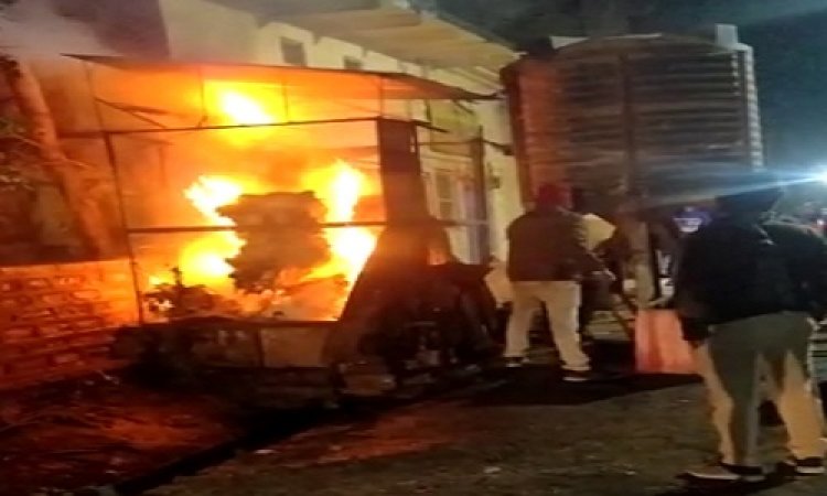 OMG ! देर रात दूकान में भीषण आगजनी, दमकल की मदद से पाया काबू, बघाना पुलिस कर रही जांच, पढ़े खबर