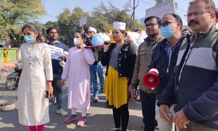 BIG NEWS: अनिश्चित कालीन हड़ताल का 13 वां दिन, मंदसौर शहर में निकाली इनकी शवयात्रा, सरकार से मांग लगातार जारी, पढ़े खबर