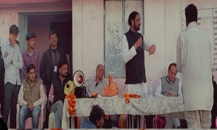 NEWS: ग्राम खिमला में प्लांट का निर्माण, कंपनी के विरोध में आंदोलन, अब ग्रामीणों के बीच पहुंचे विधायक मारु, भरोसा तो दिलाया ही, विकास सहित योजनाओं के लाभ का भी दिया आश्वासन, पढ़े रुपेश सारू की खबर