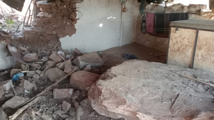 OMG ! चैन की नींद सोता परिवार, अचानक घाट से आया भारी-भरकम पत्थर, और झोपड़ी पर जा गिरा, एक महिला घायल, रतनगढ़ में बीती रात दिल दहला देने वाला हादसा, क्या है पूरा मामला...! पढ़े ये खबर