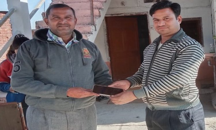 WOW ! गुम हुई बेशकीमती चीज मालिक को लौटाई, जमुनिया के राजेंद्र ने की इमानदारी की मिसाल पेश, पढ़े खबर
