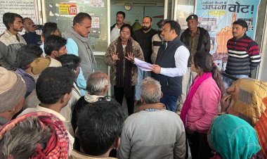 NEWS: मकानों पर चला प्रशासन का बुल्डोजर, तो ग्रामीणों में आक्रोश, कांग्रेस नेता बाहेती के साथ लोग पहुंचे कलेक्टोरेट, सौंपा ज्ञापन, पढ़े खबर