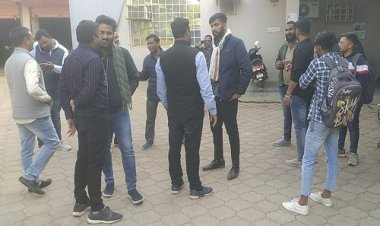 BIG NEWS: नीमच के PG कॉलेज में विवाद, छात्रों के गुट हुए आमने-सामने, जमकर हाथापाई, घायल युवक का उपचार जारी, क्या है पूरा मामला...! पढ़े ये खबर