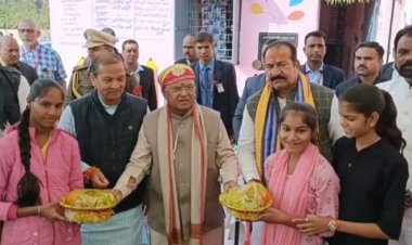 BIG NEWS: महामहिम राज्यपाल का जावद प्रवास, ग्रामीण बच्चों के बीच पहुंचे, फल बांटे, और दिया आशीर्वाद, इन हितग्राहियों के घर पहुंच किया भोजन, पढ़े खबर