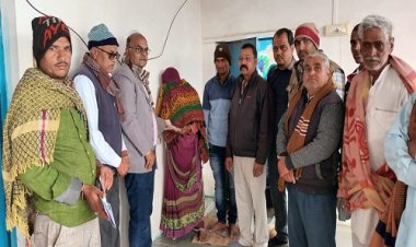 BIG NEWS: साथी कर्मचारी का दुखद निधन, तो इस संस्था के सदस्यों की अनूठी पहल, मृतक के परिजनों से मुलाकात, बतौर चैक सौंपी इतनी राशि, हौसला भी बढ़ाया, पढ़े रामपुरा से रुपेश सारू की खबर