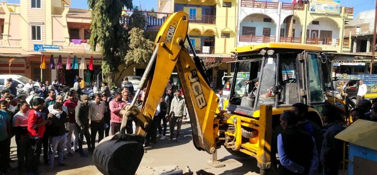 BIG NEWS: पिपलियामंडी नगर में अतिक्रमण, मौके पर पहुंचा नगर परिषद का अमला, शुरू की ताबड़तोड़ कार्यवाही, चलाया बुल्डोजर, पढ़े खबर