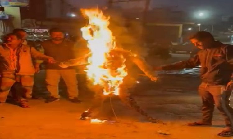 NEWS: जीरन में करणी सैनिकों में फूंका सीएम का पुतला, इन मांगो को लेकर आक्रोश, पढ़े ये खबर