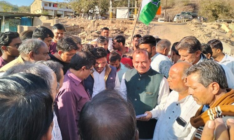 NEWS: रतनगढ़ घाट सेक्शन पर रोड़ का निर्माण, कांग्रेस ने भरी हुंकार, ज्ञापन सौंप दिया आठ दिनों का अल्टीमेटम, किस आंदोलन की दे डाली चेतावनी, पढ़े खबर