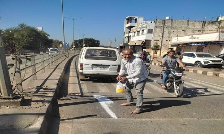 WOW ! शहर में स्पीड ब्रेकर तो बने, पर आये दिन हो रहे हादसे, जब पड़ी मुकेश मालवीय की नजर, तो उठाया ये बड़ा जिम्मा, नीमच-मनासा रोड़ से इस कार्य की शुरुवात, पढ़ेंगे तो आप भी कहेंगे वाह-वाह