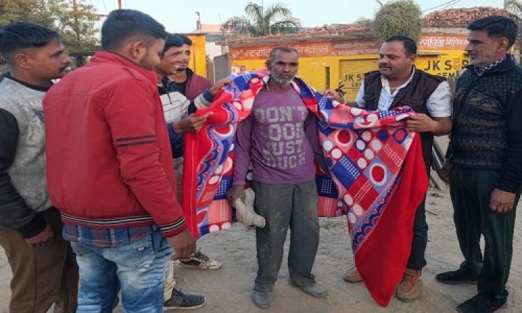 NEWS: कंपकपाती सर्दी में कुंवर रणजीत सिंह ki पहल, जरूरतमंदों के बीच पहुंचे, किये कंबल और गर्म कपड़े वितरित, पढ़े खबर