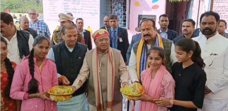 BIG NEWS: महामहिम राज्यपाल का जावद प्रवास, ग्रामीण बच्चों के बीच पहुंचे, फल बांटे, और दिया आशीर्वाद, इन हितग्राहियों के घर पहुंच किया भोजन, पढ़े खबर